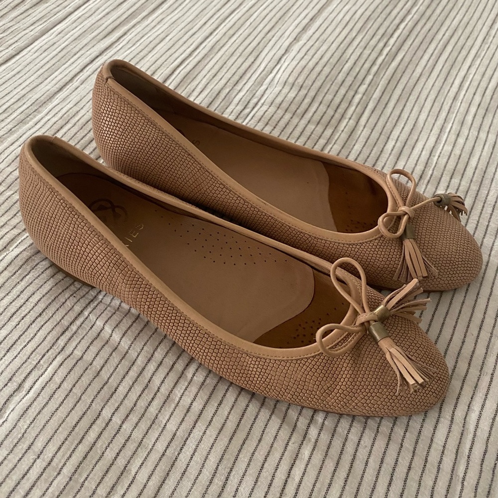 UKIES Lara Ballet Flat 8.5 embossed leather